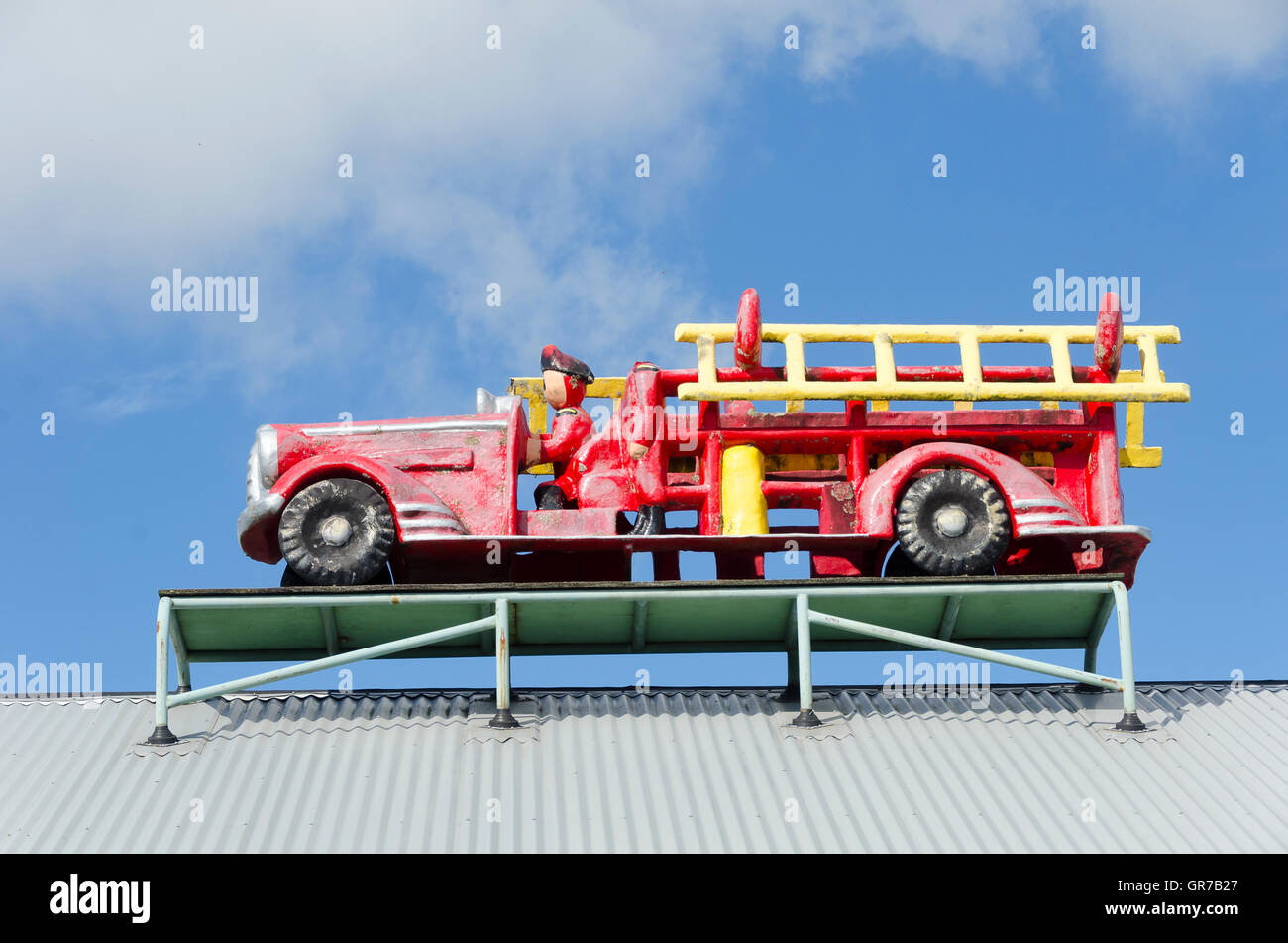 Modell Feuerwehrauto auf Dach des Ho Fun Factory Spielzeugmuseum, Inglewood, Taranaki, Nordinsel, Neuseeland Stockfoto