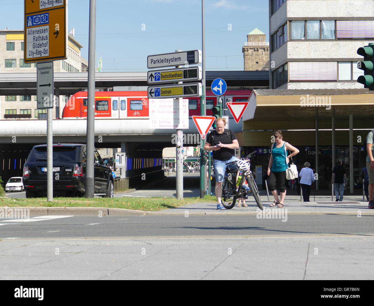 Mann sucht Smartphone SMS e-Mail Bahnhof Essen Nordrhein Westfalan Deutschland Europa Stockfoto