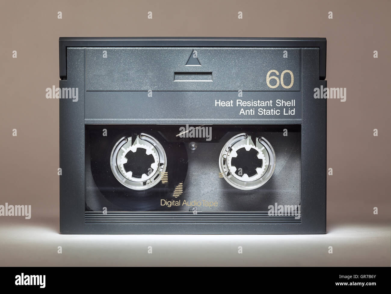 Einzelheiten über eine alte staubige digitale audio-Kassette, Retro-Technologie aus den 90er Jahren. Stockfoto