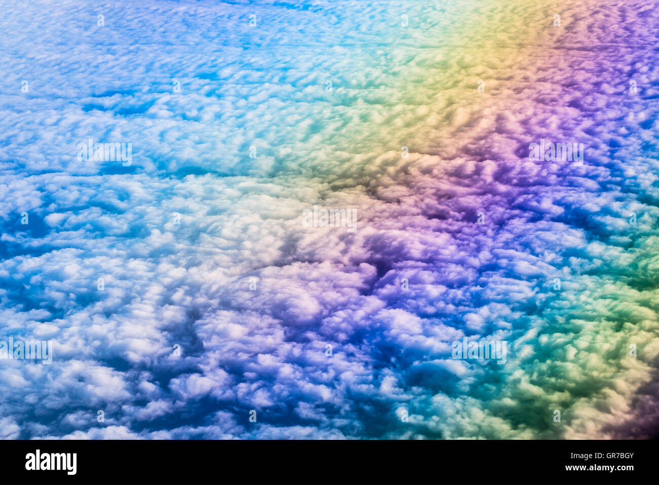 Flugzeug fliegen über Cumuluswolken. Blick auf Himmel von Flugzeugen, Fernreisen durch Airtransport. Russische Fluglinien Stockfoto