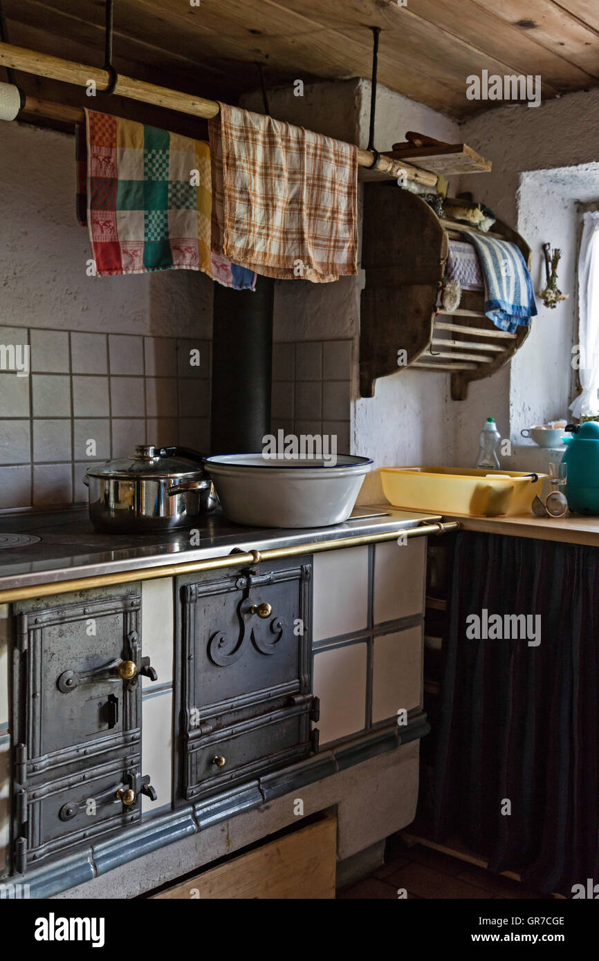 Unzählige Chalets In den Alpen haben noch einen nostalgische und rustikalen Stil Indoor Stockfoto
