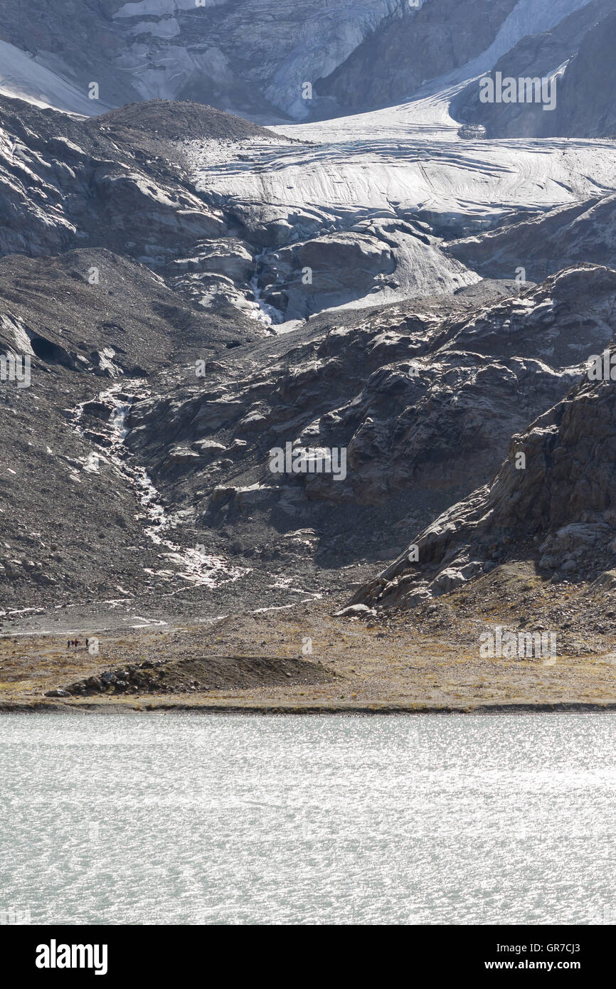 Sicht auf Gletscher und See Steinsee gegen das Licht Stockfoto