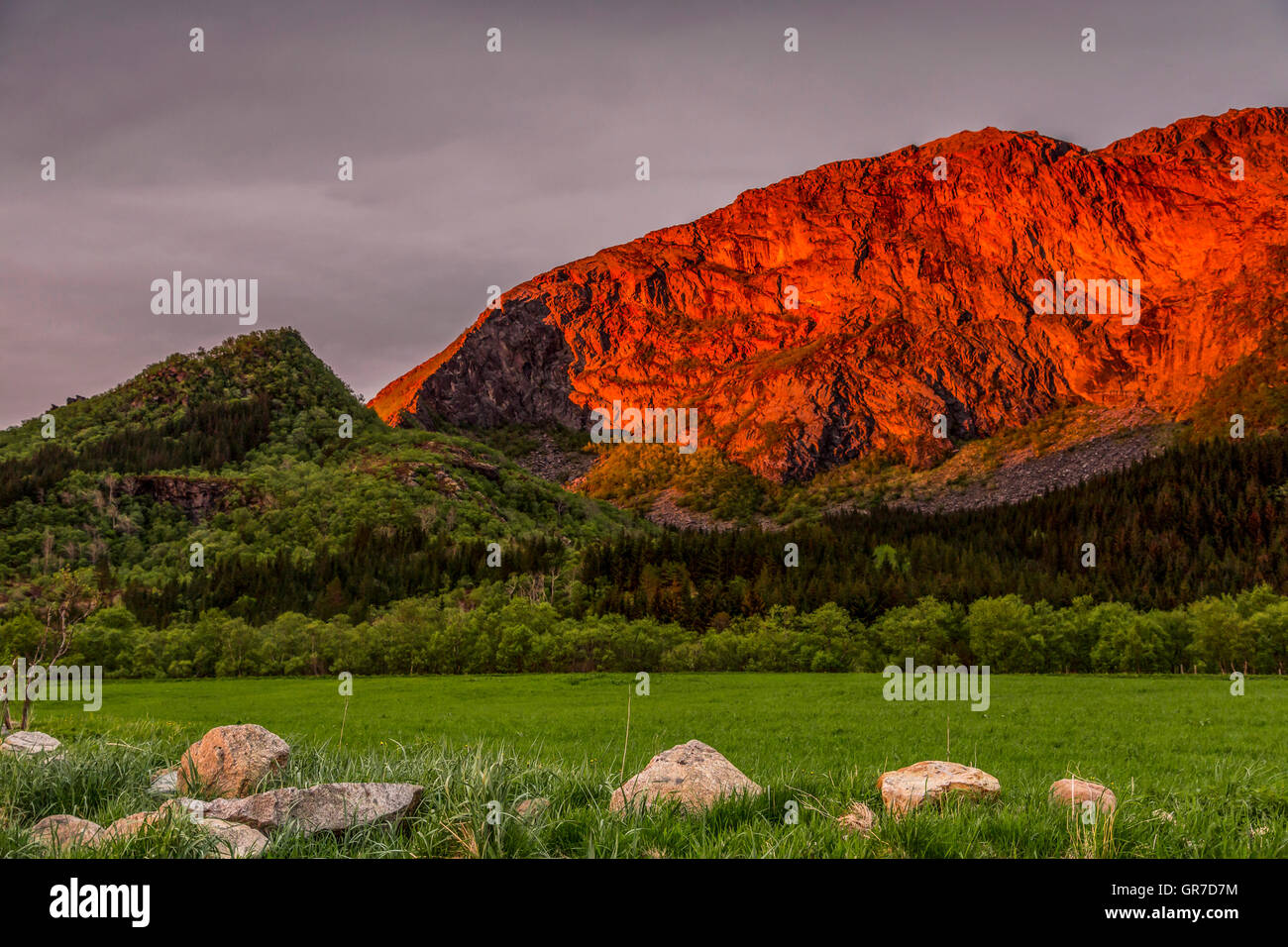 Mittsommernacht In Mittelnorwegen Stockfoto