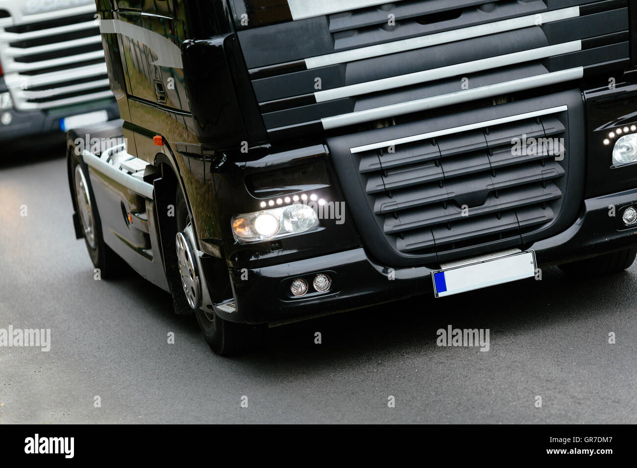 LKW auf der Straße, im Wettbewerb um Fracht Stockfoto