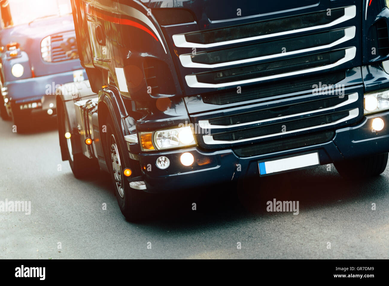 LKW auf der Straße, im Wettbewerb um Fracht Stockfoto