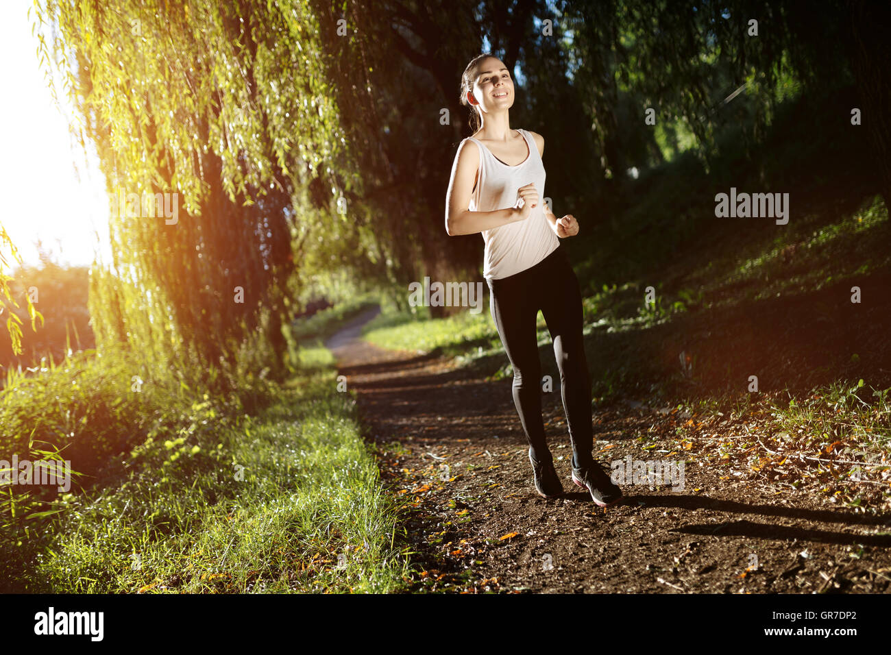 Sportliche Frau, Joggen in der Natur im Sommer Stockfoto