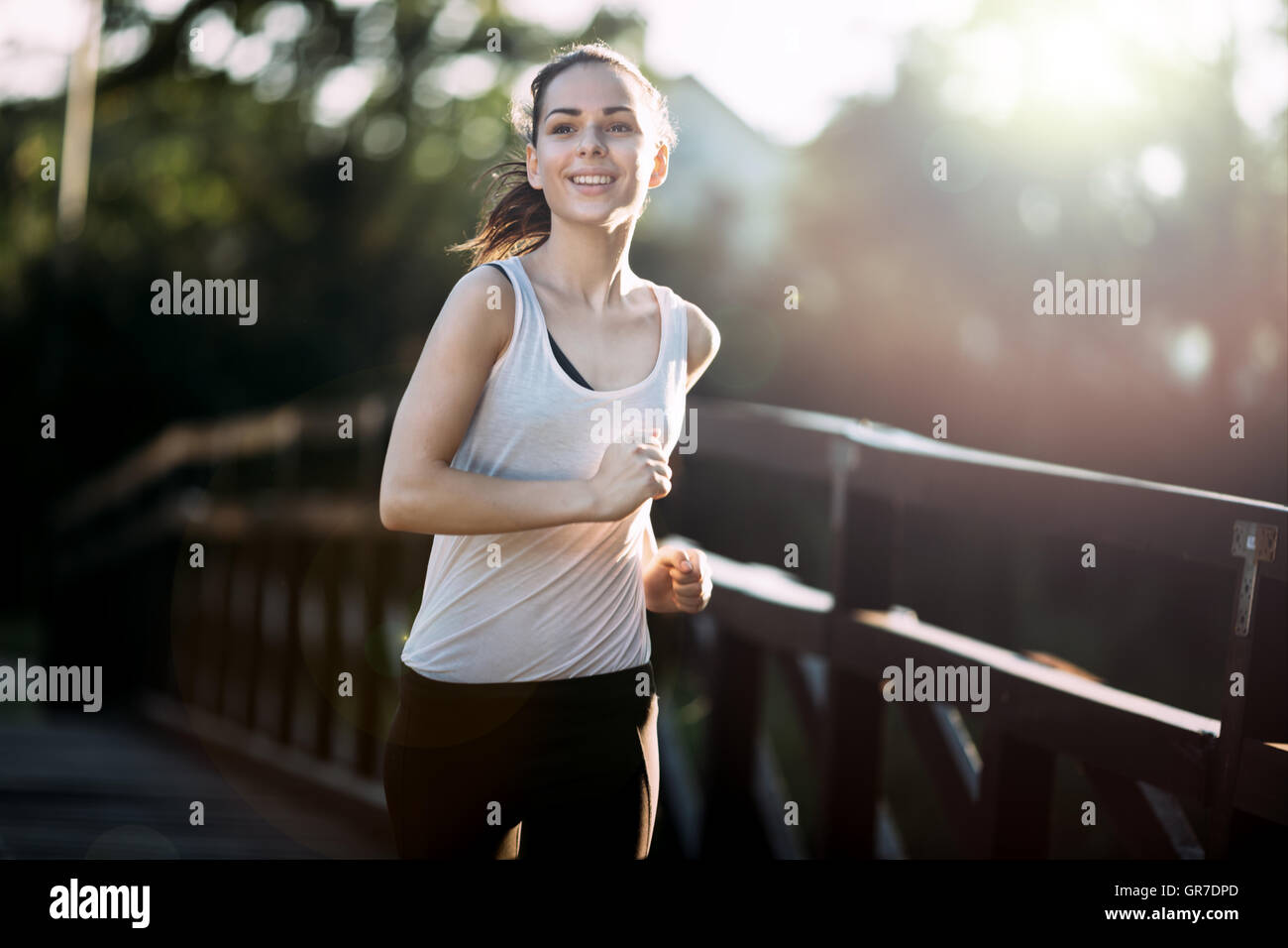 Sportliche Frau, Joggen in der Natur im Sommer Stockfoto