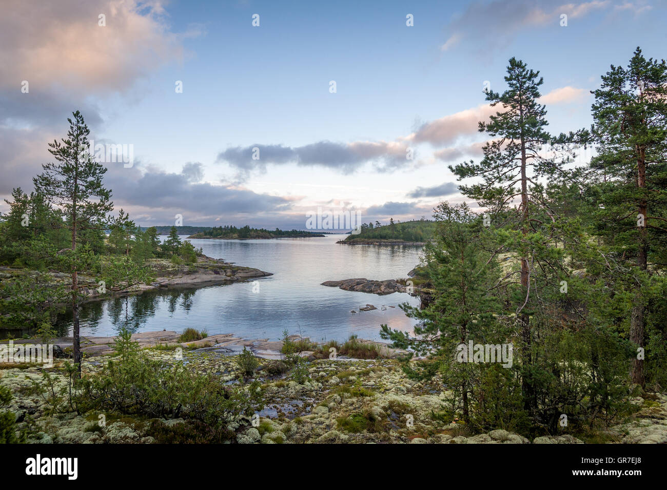 Sonnenuntergang in Karelien Republik Inseln auf Ladoga-See. Stockfoto