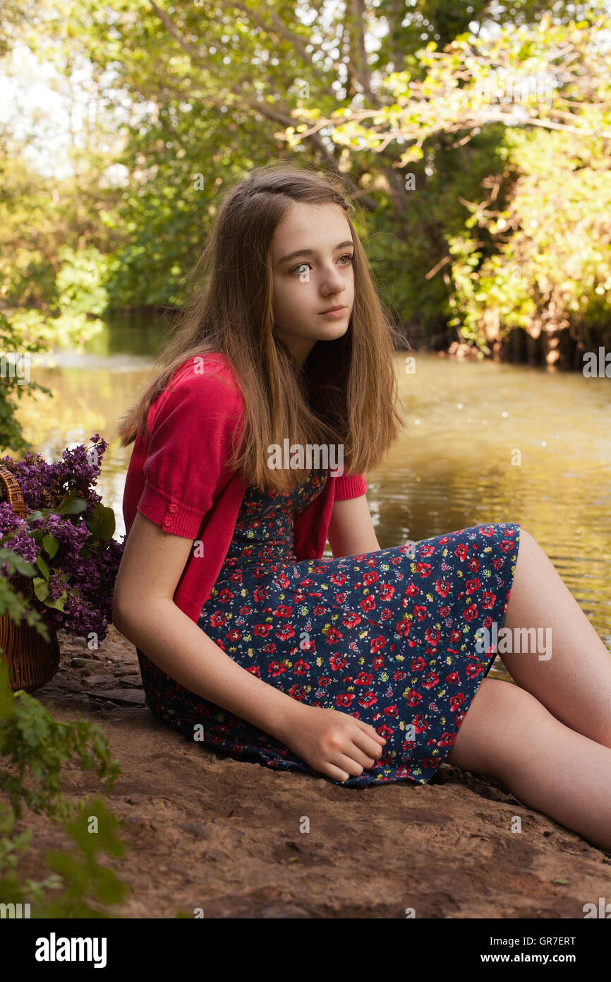 Sch ne Teenager M dchen Sitzt Neben Einem Fluss Blick In Die Ferne sch-ne-teenager-m-dchen-sitzt-neben-einem-fluss-blick-in-die-ferne
