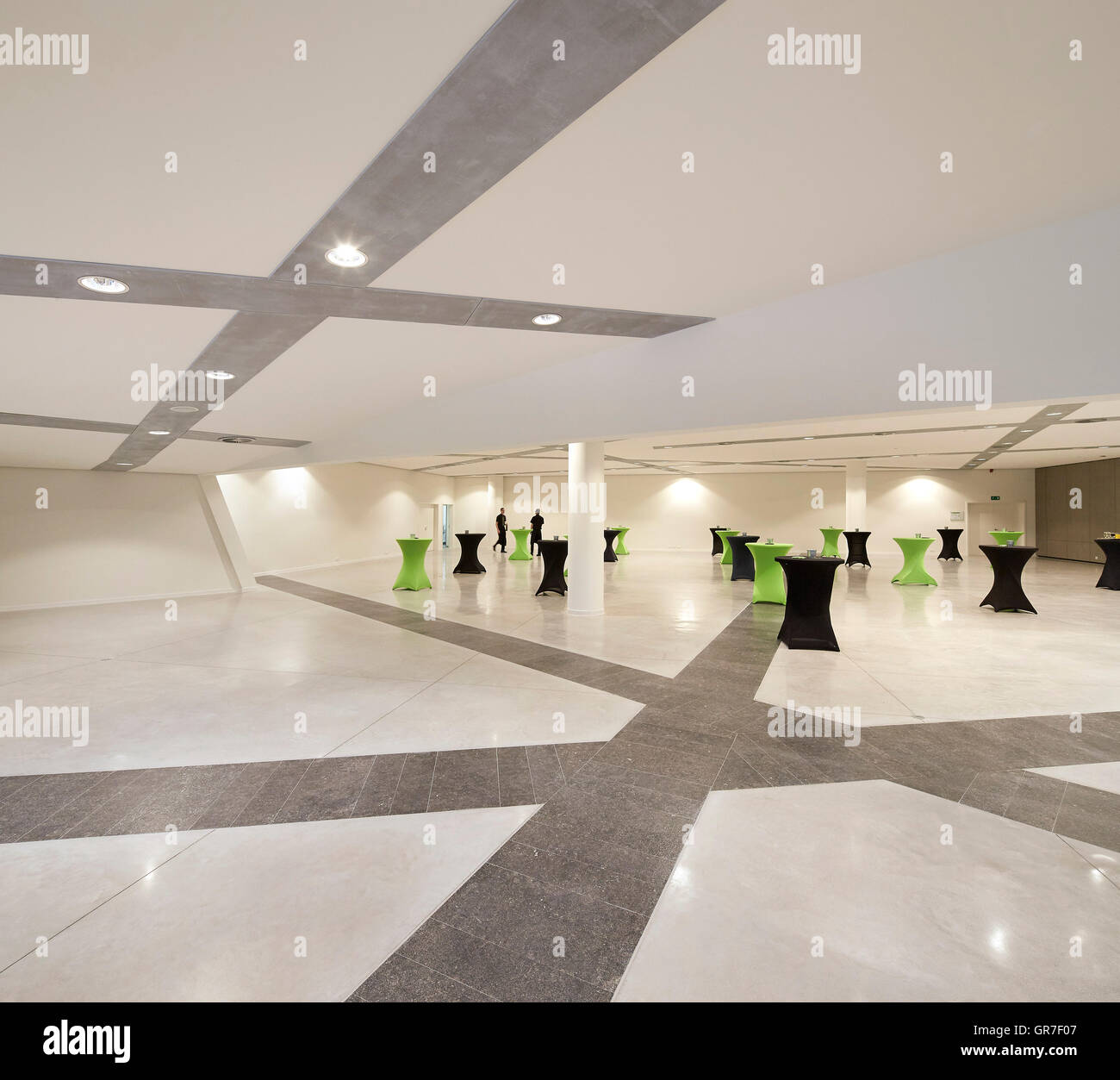 Mehrzweck-Raum für die Veranstaltung eingerichtet. Centre du Congres, Mons, Belgien. Architekt: Libeskind, 2015. Stockfoto