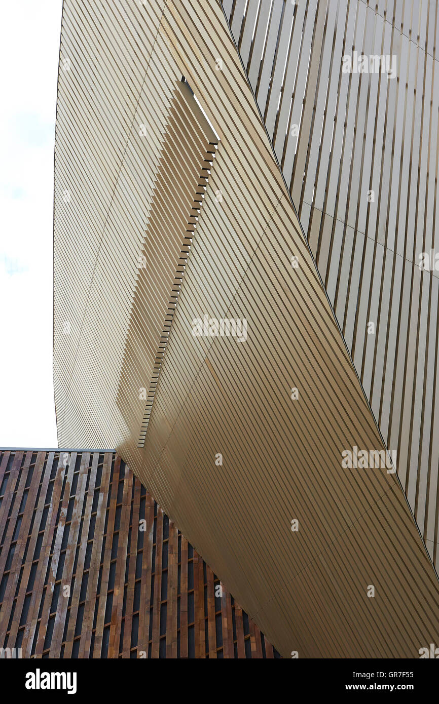 Detail von Holz und Aluminium Verkleidung der Außenfassade. Centre du Congres, Mons, Belgien. Architekt: Libeskind, 2015. Stockfoto