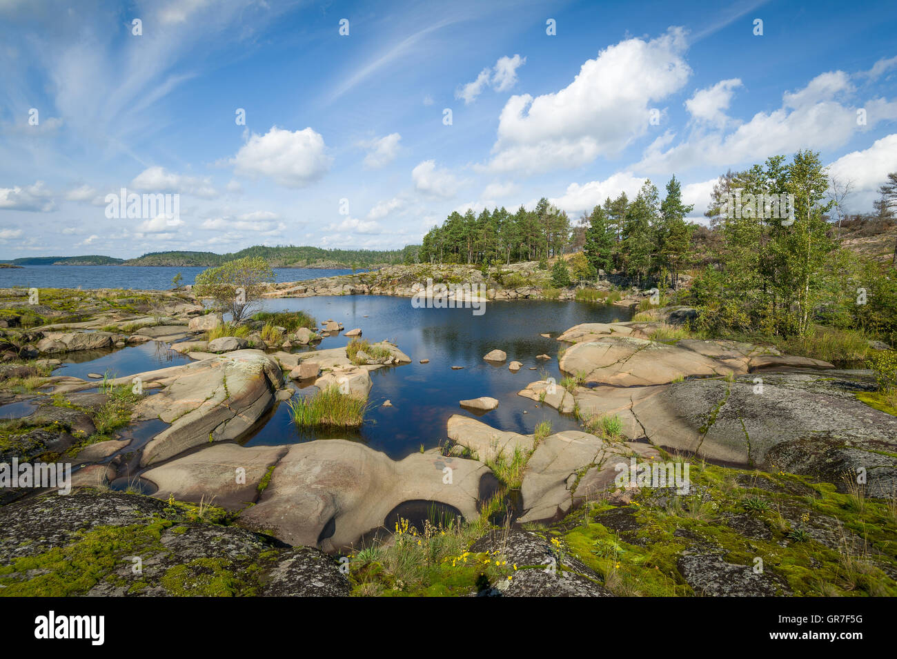 Schöne Felsküste des Ladoga-Sees Inseln, Karelien. Stockfoto