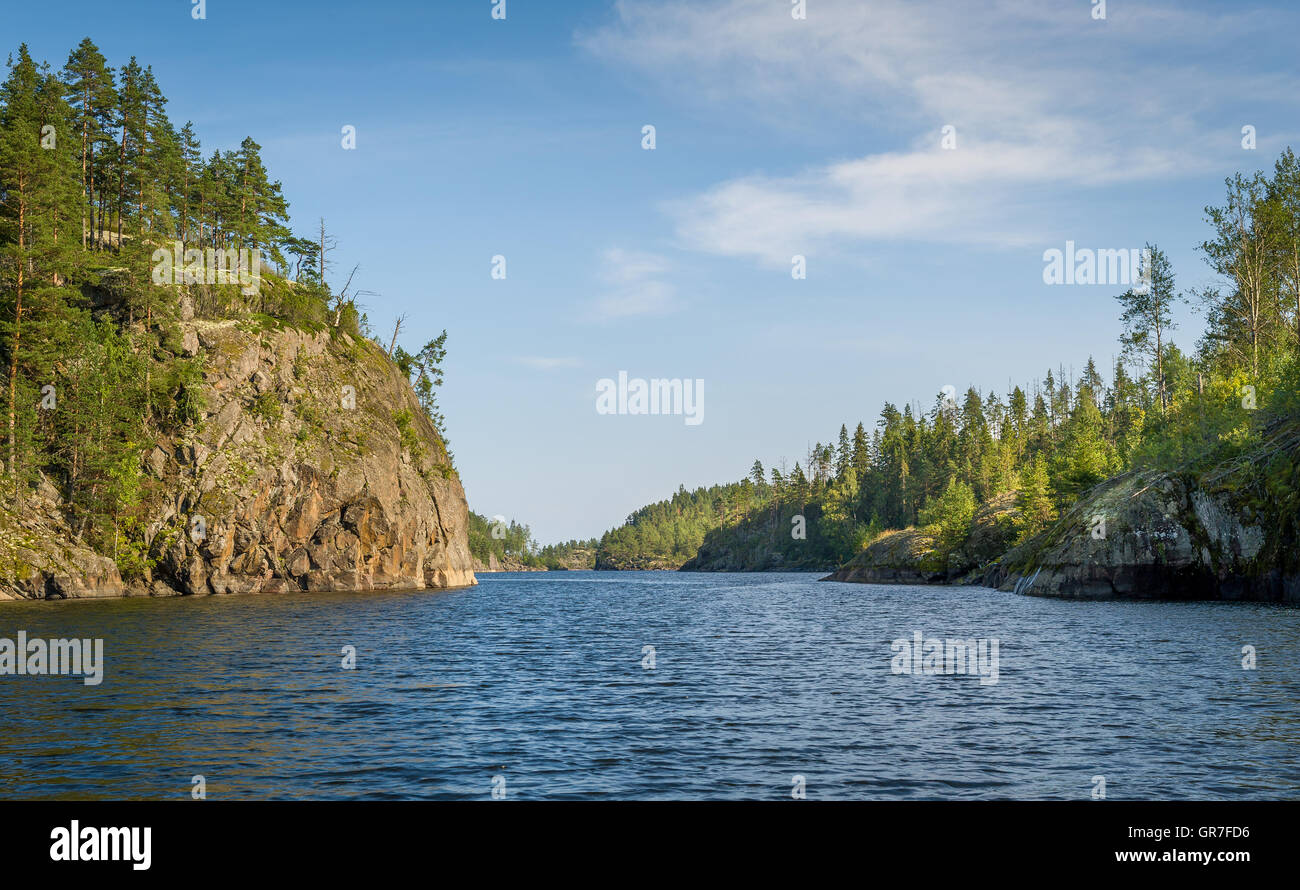 Hohen felsigen Küsten und Wasser des Ladoga-Sees an die Republik Karelien. Stockfoto