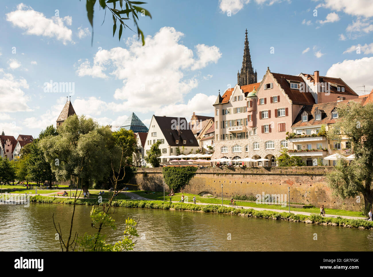 ULM, Deutschland - AUGUST 13: Menschen zu Fuß entlang der Donau in Ulm, Deutschland am 13. August 2016. Stockfoto