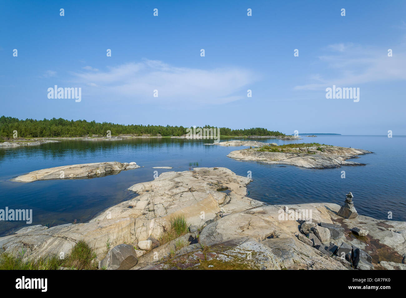 Ladoga-See und kleinen steinernen Inseln Landschaft. Stockfoto