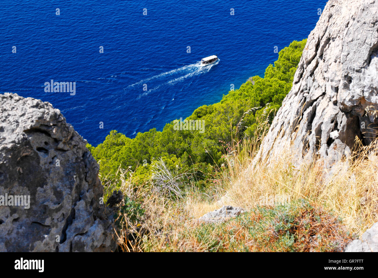 Kleine Tourenboot zu segeln, in der Nähe von Makarska, Dalmatien, Kroatien Stockfoto