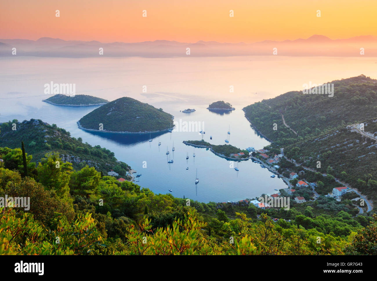 Sonnenaufgang in Pozurska Luka auf der Insel Mljet in Kroatien Stockfoto