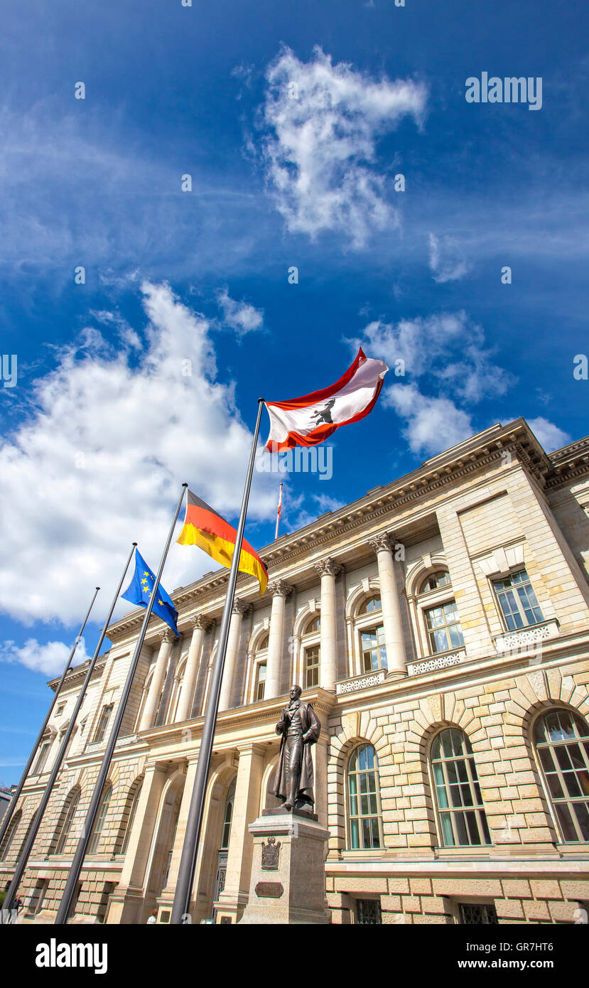 Flaggen auf dem Abgeordnetenhaus von Berlin Stockfoto