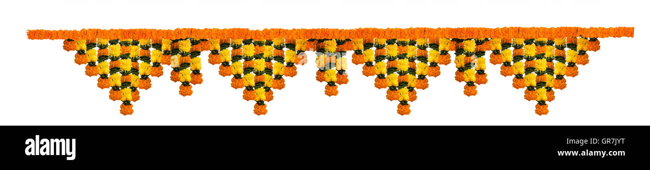 Indische festliche Dekoration - Foto von Kranz von Orangen und gelben Ringelblumen und grünes Blatt angeordnet in Alternative Stockfoto