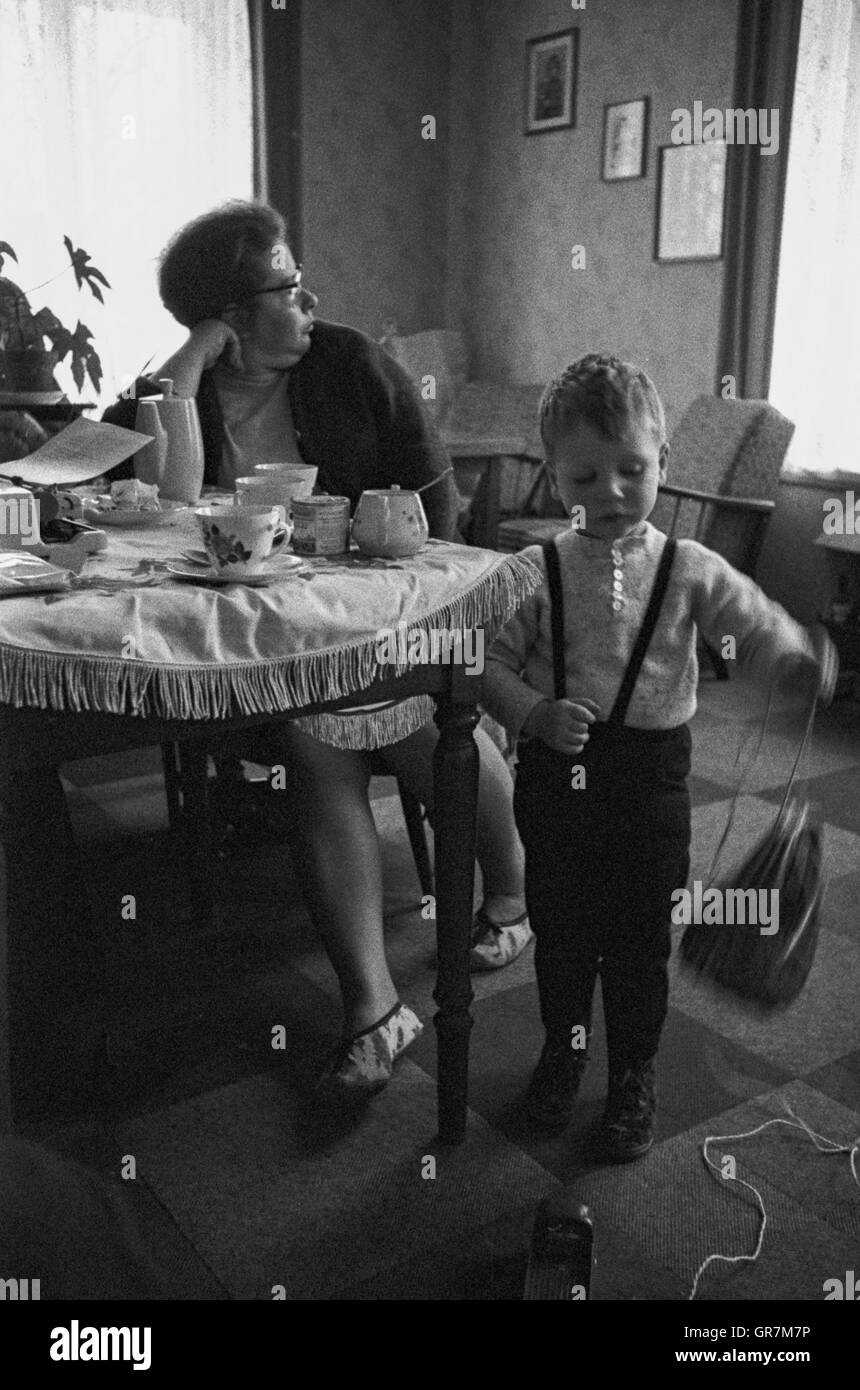 Mutter und Sohn 1967 Bw Stockfoto