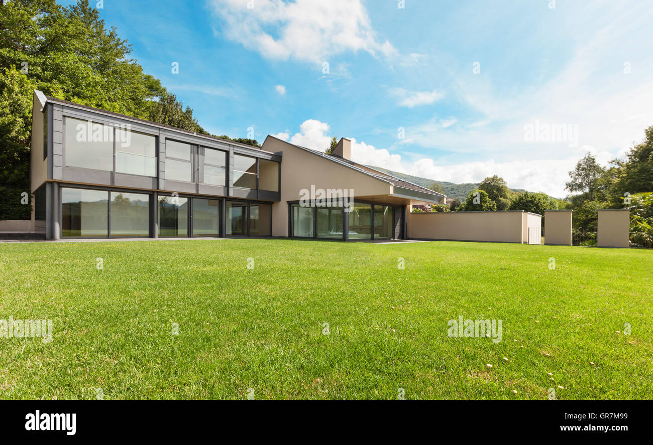 schöne moderne Villa mit Garten, externe Stockfoto