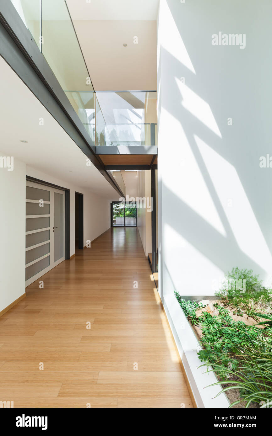 Eingang ein modernes Haus, langen Korridor, Hartholz-Fußboden Stockfoto