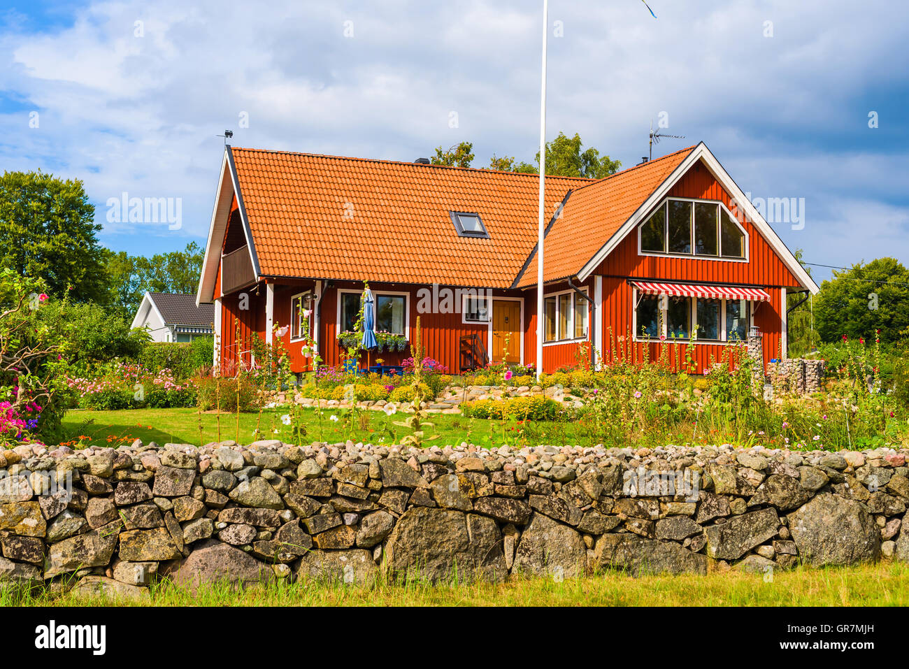 Karlskrona, Schweden - 1. September 2016: Gut erhaltene Steinmauern und Gärten machen den Verkaufswert des Hauses hinauf. Hier ein Stockfoto