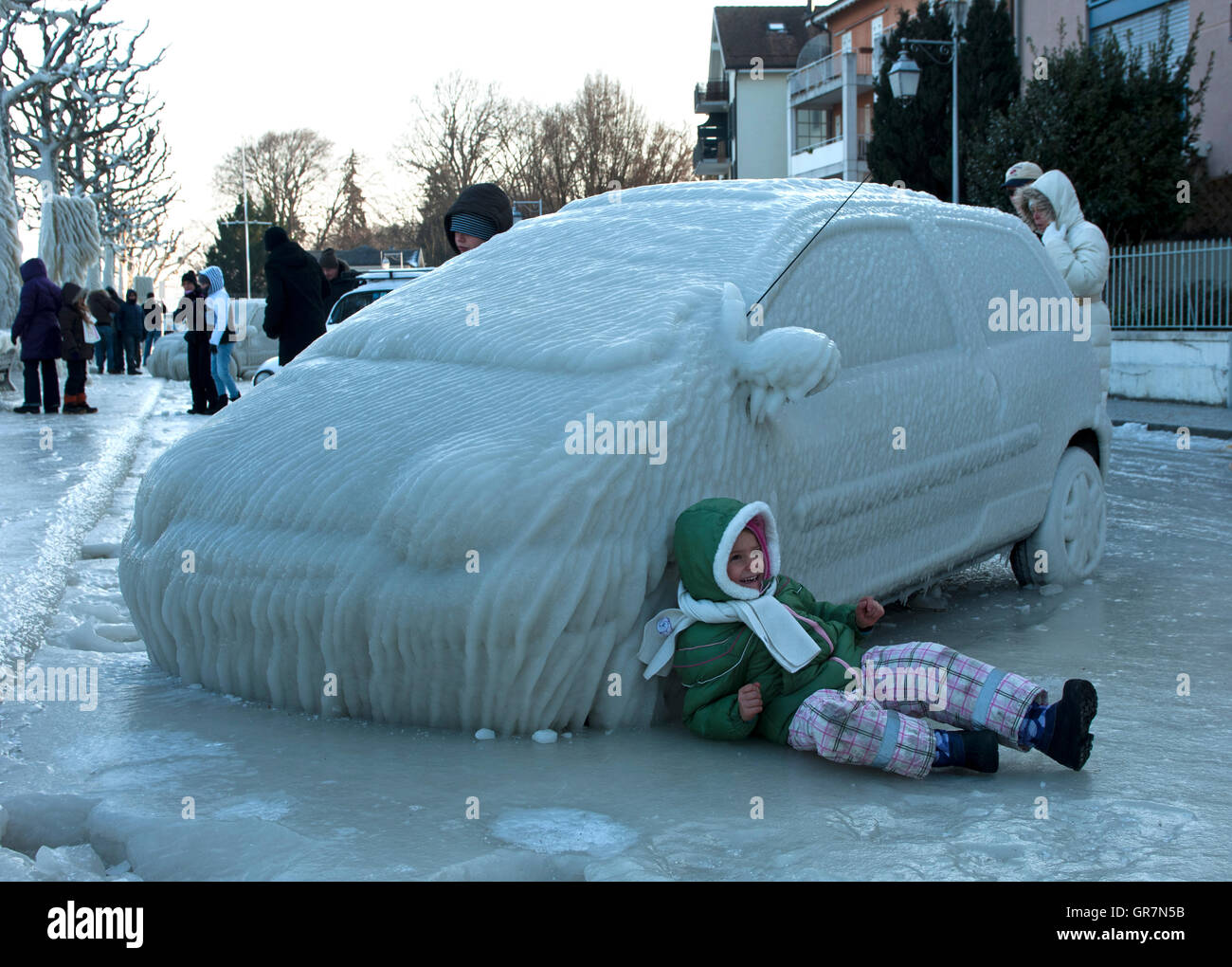 Gefrorene Heckscheibe Des Autos, Bedeckt Mit Eis Und Schnee an Einem  Wintertag Stockbild - Bild von transport, abgedeckt: 137177809