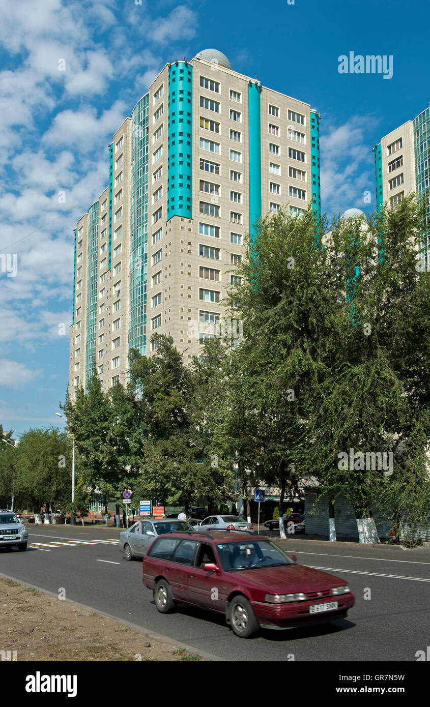 Moderne hochsteigende Appartements im Stadtteil Almaty, Almaty, Kasachstan Stockfoto