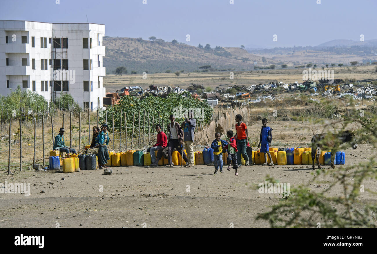 Menschen ohne Zugang zu Süßwasser warten auf die Ankunft des LKW Wasser füllen ihre Kanisters Stockfoto