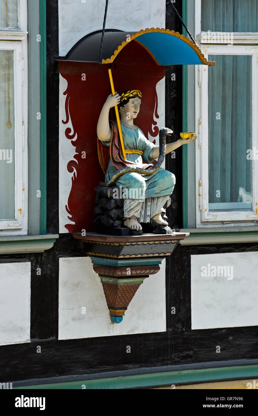 Holz Figur unter einem Baldachin in einem Fachwerkhaus, Goslar, Deutschland Stockfoto