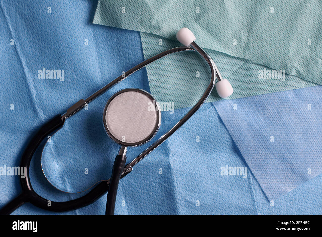 Medizinische Stethoskop auf sterile wrap Hintergrund einer klinischen Gesundheit oder Wohlergehen Konzept Stockfoto