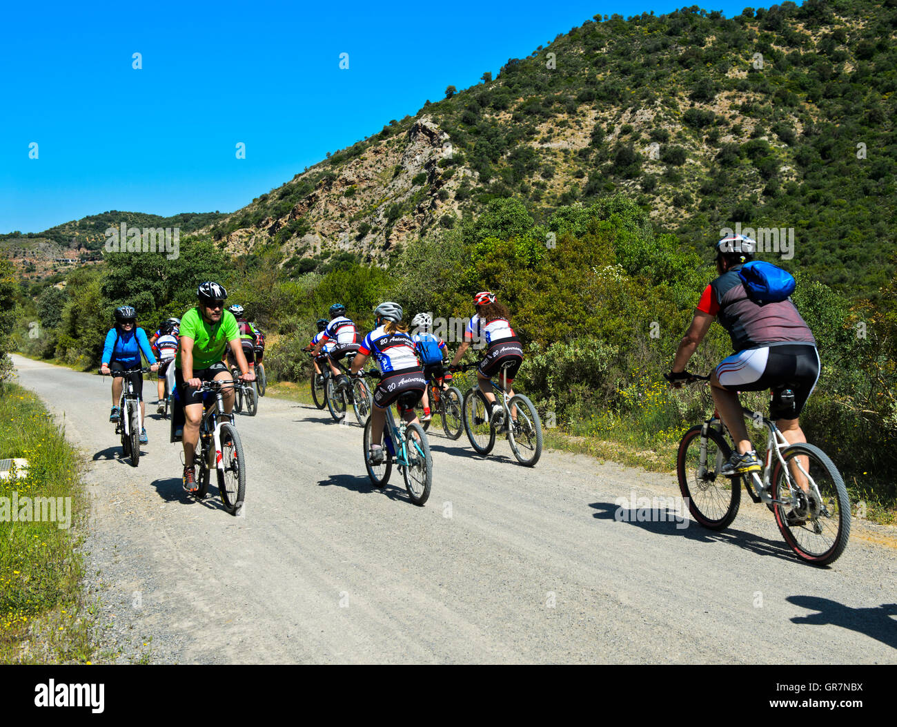 Biker auf den Zyklus Weg Greenway Via Verde De La Sierra zwischen Coripe und Olvera, Andalusien, Spanien Stockfoto