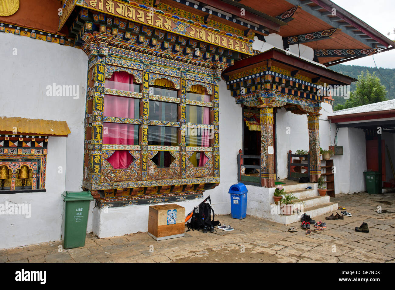 Reich verzierte Fenster und Eingang zum inneren Tempel, Kloster Chime Lhakhang in der Nähe von Lobesa, Bhutan Stockfoto