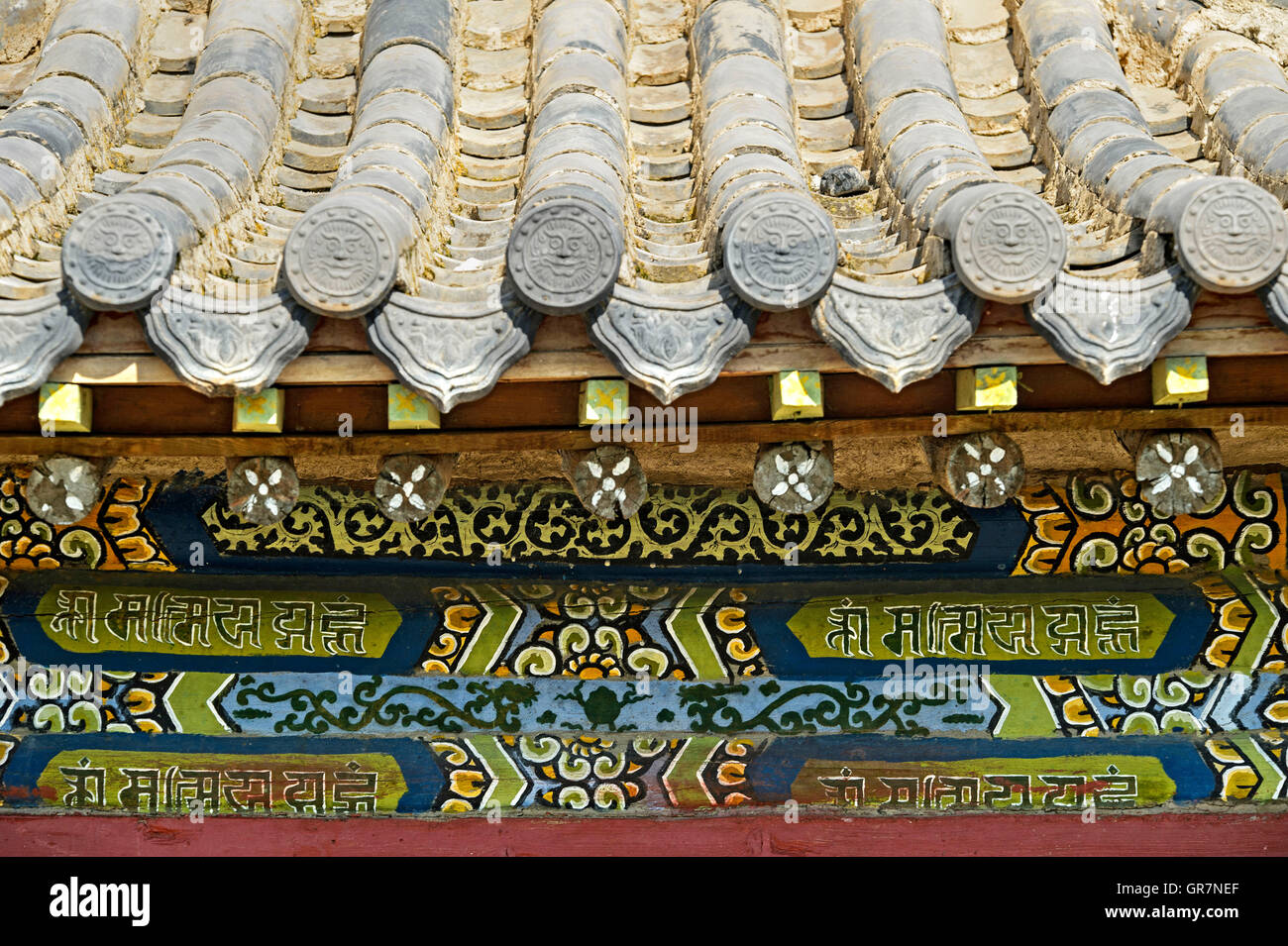 Traditionellen chinesischen Stil unglasierte Dachziegel und Zierpflanze Front Wandmalerei des Dalai Lama-Tempel, Kloster Erdene Zuu, World Heritage Site Orkhon Tal, Kharkhorin, Mongolei Stockfoto