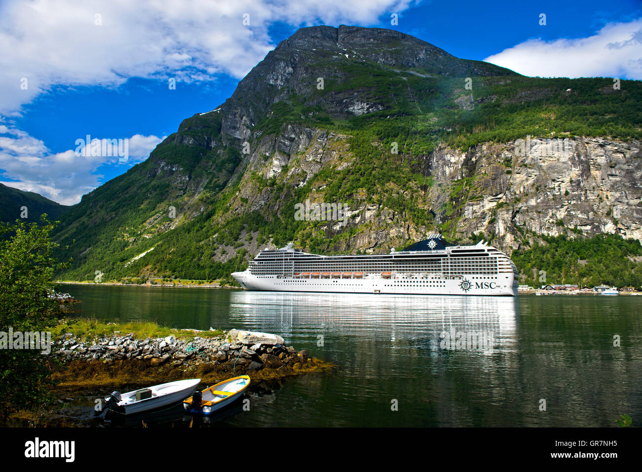 Kreuzfahrt Schiff Msc Poesia im Geiranger Fjord, Geiranger, Norwegen Stockfoto