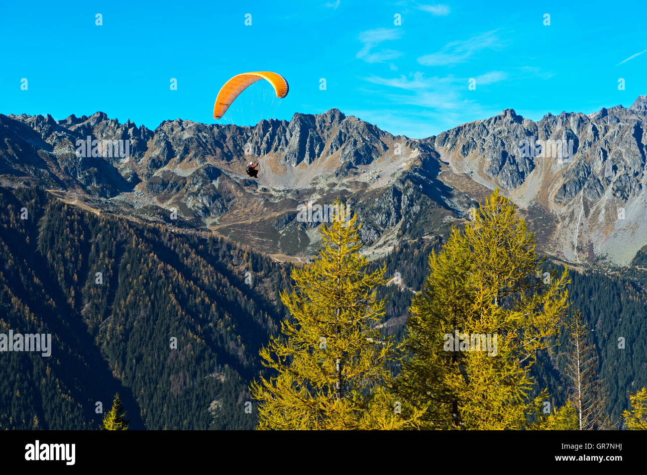 Gleitschirm im Gebirgszug der Aiguilles Rouges, Chamonix, Haute Savoie, Frankreich Stockfoto