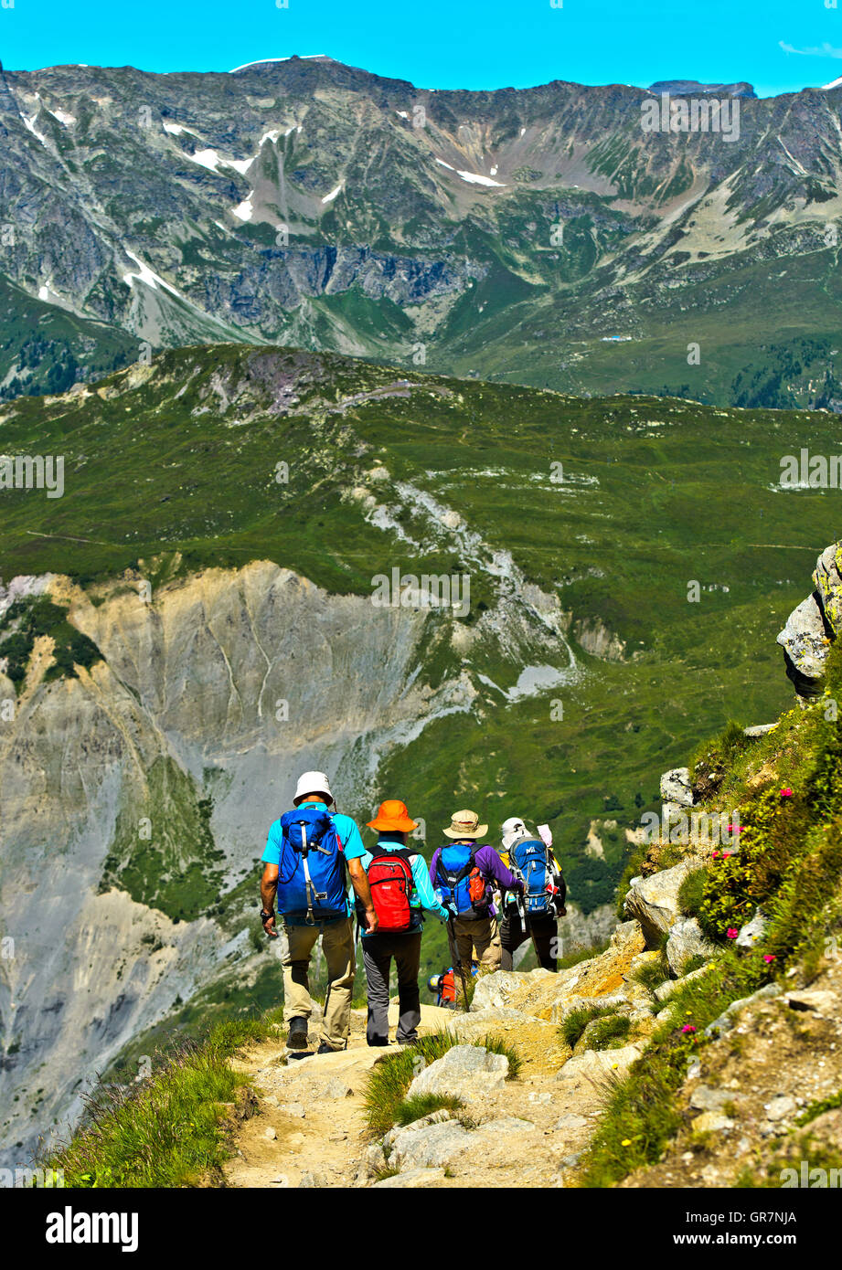 Eine Gruppe von Wanderern auf dem Weg zu den Pass Col De Balme in der Nähe von Le Tour, Chamonix, Haute-Savoie, Frankreich Stockfoto