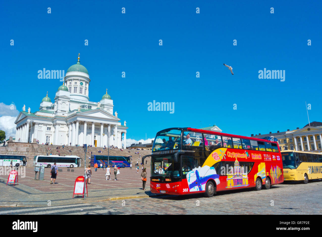 Touristen-Tour-Busse, Touristen, Senaatintori, Senatsplatz mit dem Dom, Helsinki, Finnland Stockfoto