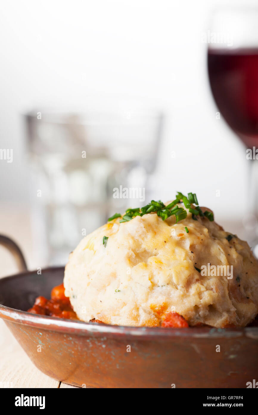 Gulasch und Knödel Stockfoto