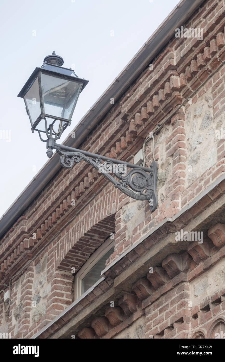 Traditionelle Straßenbeleuchtung In Cuneo Stockfoto