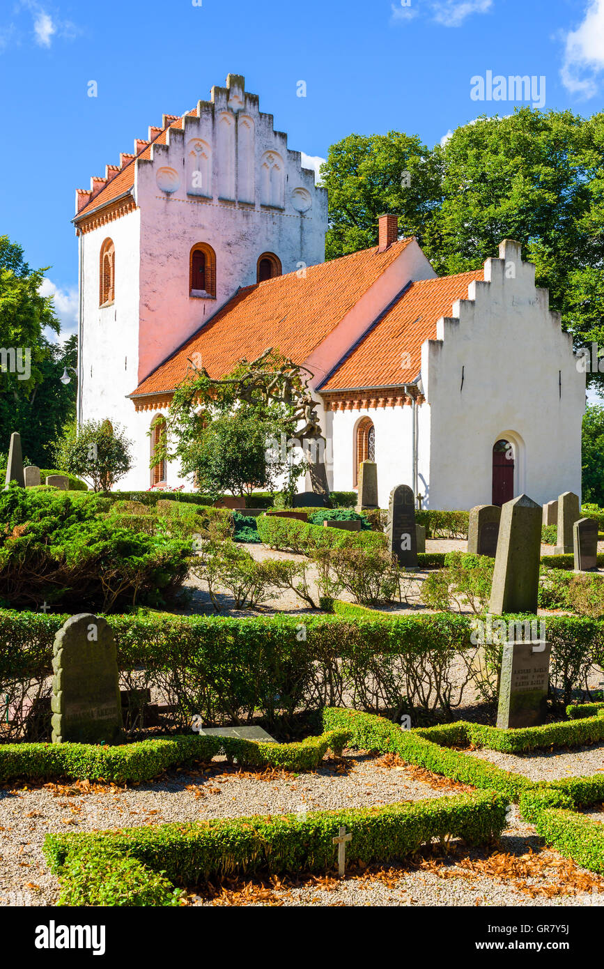 Hurva, Schweden - 5. September 2016: Die alte Kirche wurde bis ins 13. Jahrhundert zurück. Der Turm wurde im Jahre 1856 hinzugefügt. Historische religiou Stockfoto