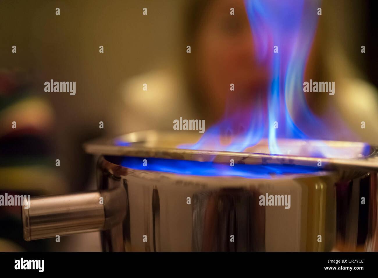 Feuerzangen bowle -Fotos und -Bildmaterial in hoher Auflösung – Alamy