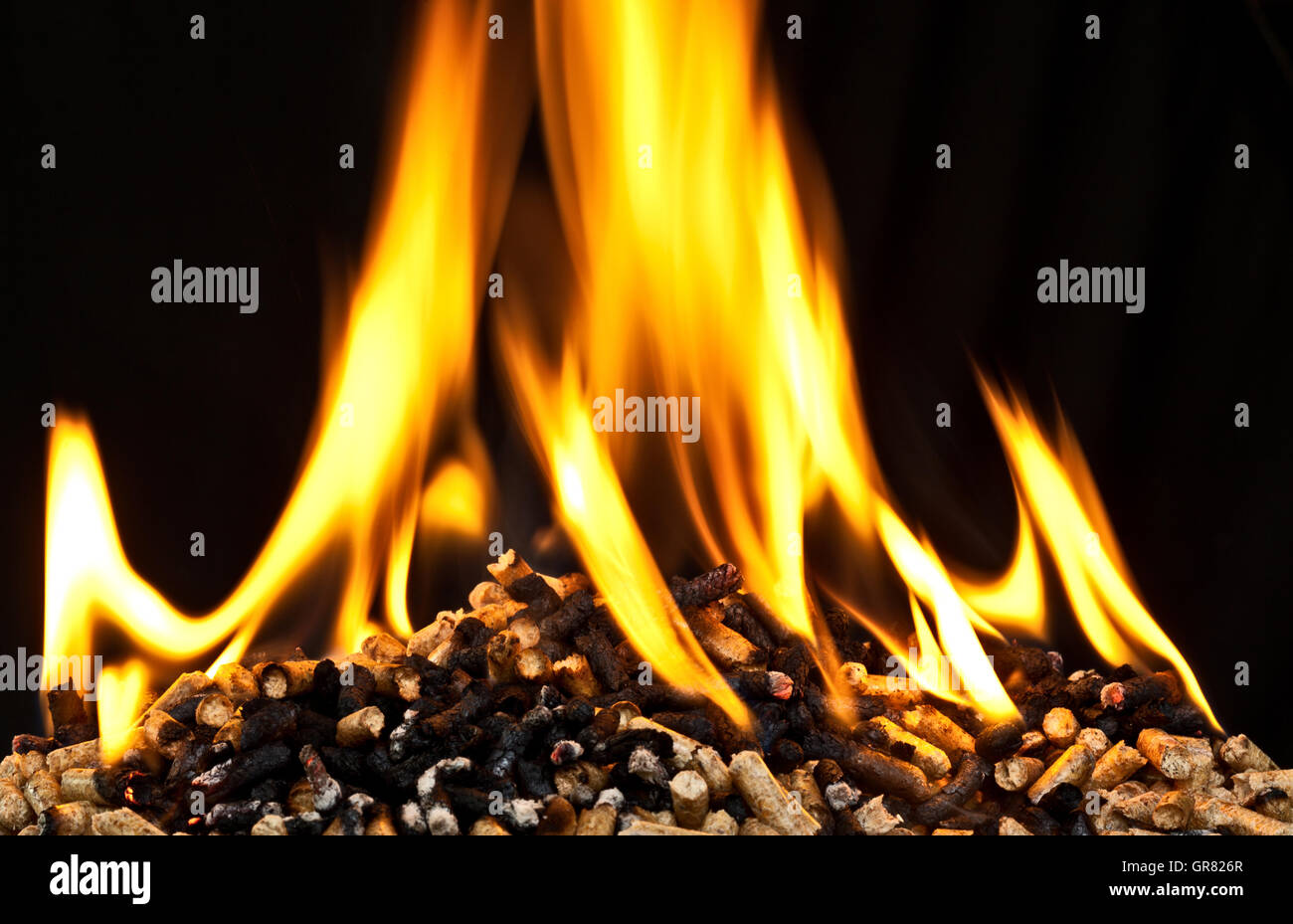 Holzpellets mit Flamme brennen Stockfoto
