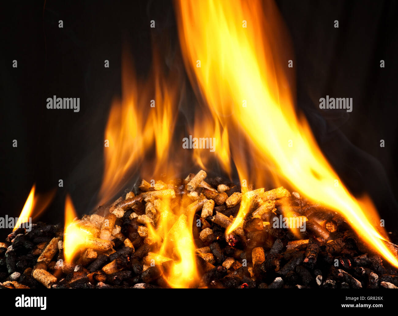 Holzpellets mit Flamme brennen Stockfoto