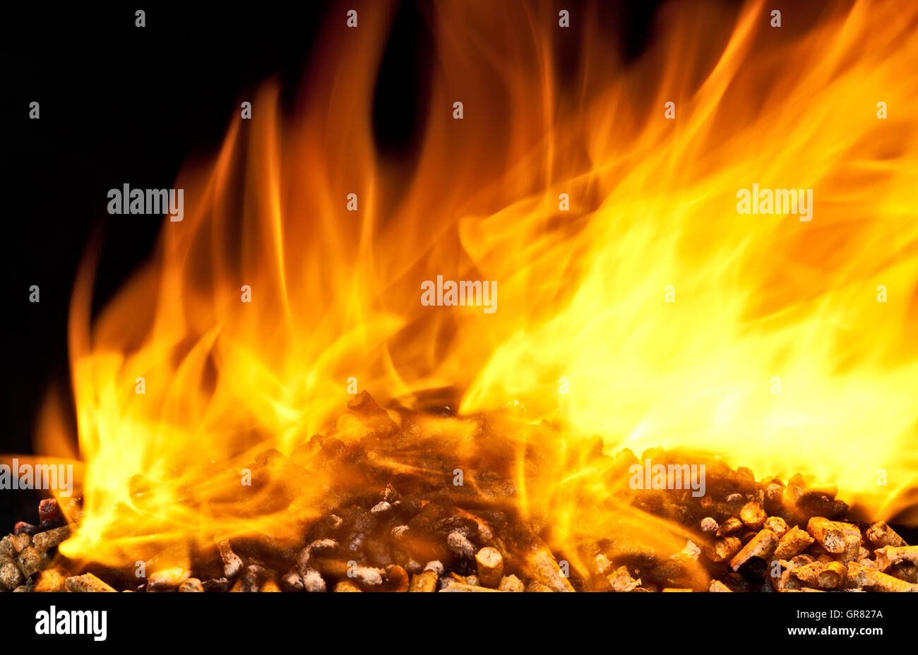 Holzpellets mit Flamme brennen Stockfoto