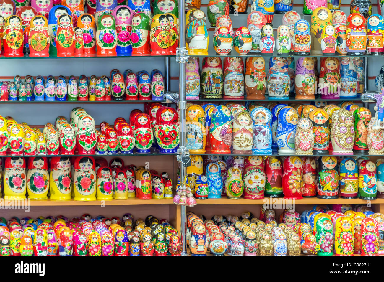 Anzeige der bunten russischen Puppen (Matriockkas) in Russland Stockfoto