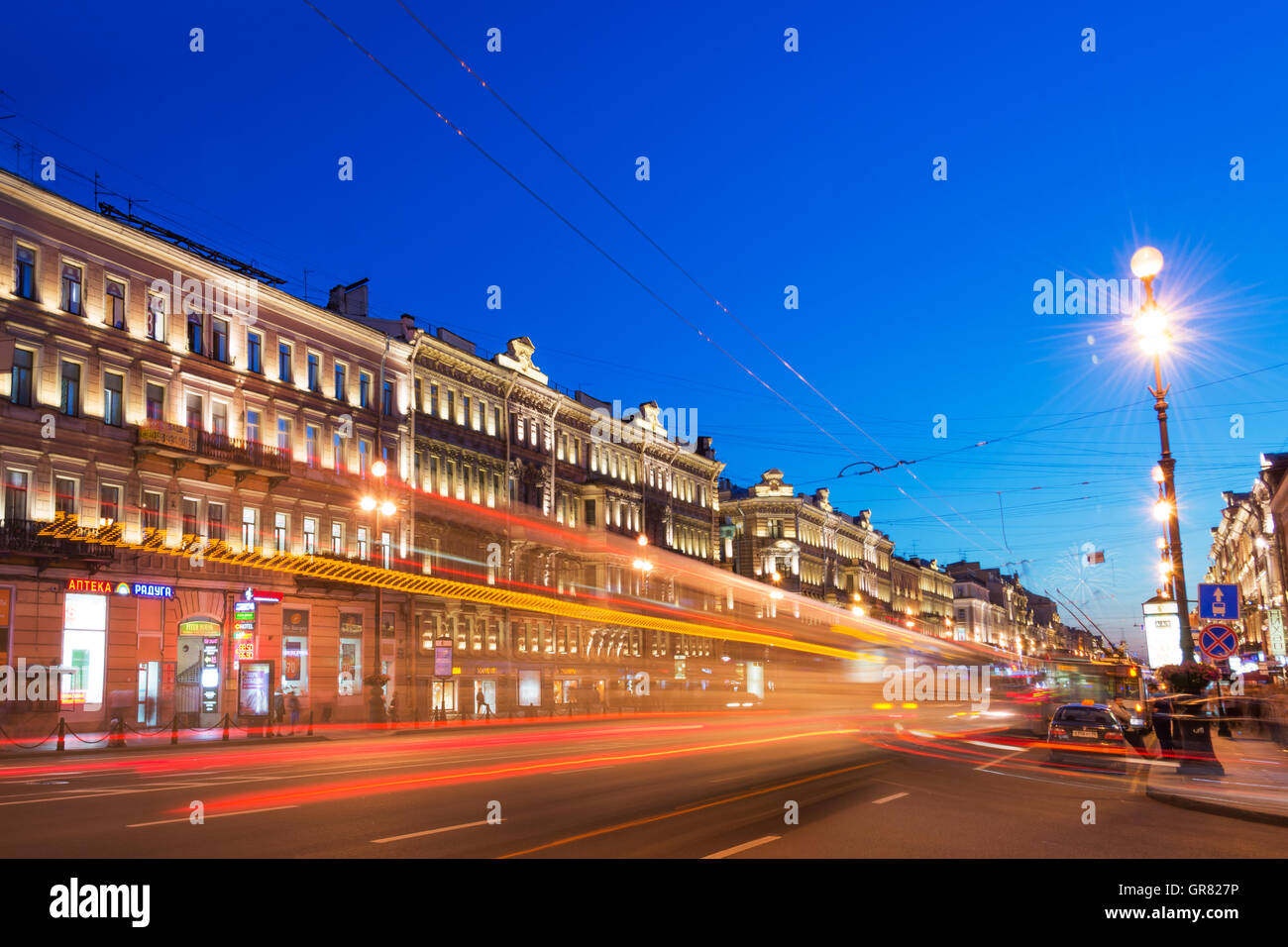 Newski-Prospekt in der Nacht, St Petersburg, Russland Stockfoto