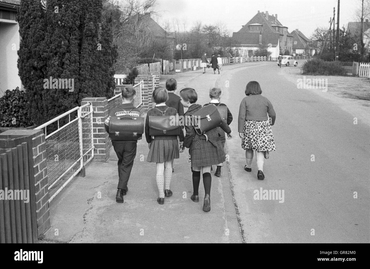 Schülerinnen und Schüler 1966 Bw Stockfoto