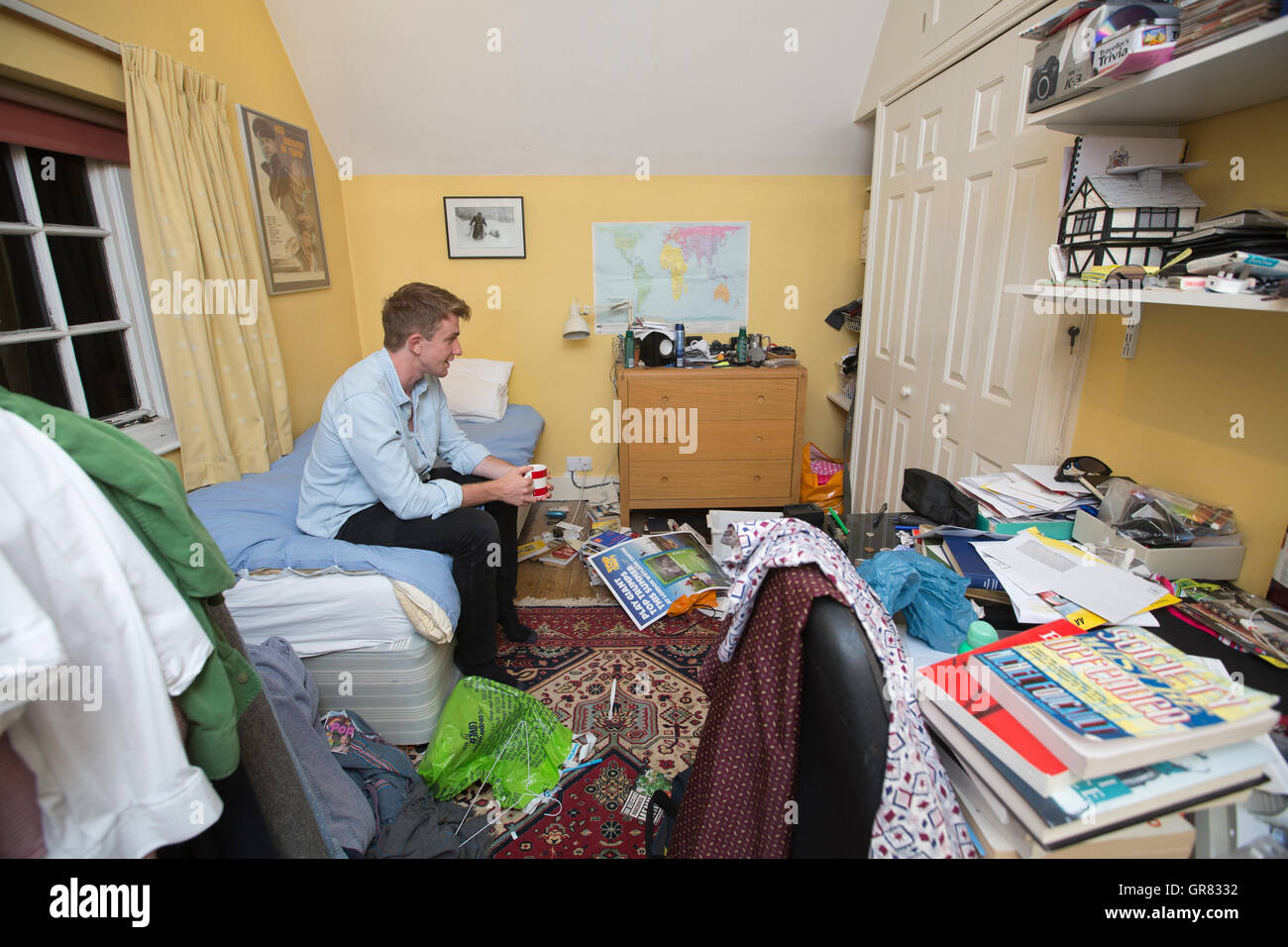 24-Year-Old University Graduate zurück in seine Kindheit Schlafzimmer im Elternhaus aufgrund steigenden Immobilienpreise und Student Schulden Leben Stockfoto